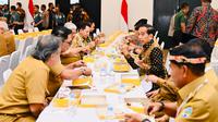 Presiden Joko Widodo (Jokowi) terlihat menikmati kehadirannya dalam Rapat Koordinasi Nasional (Rakornas) Kepala Daerah dan Forum Koordinasi Pimpinan Daerah (Forkopimda) Tahun 2023 di Sentul International Convention Center (SICC), Kecamatan Babakan Madang, Kabupaten Bogor, Selasa (17/1/2023). 