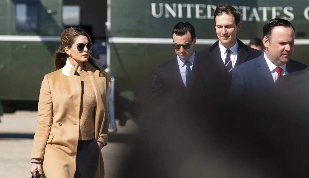 Penasihat Presiden Amerika Serikat Donald Trump, Hope Hicks (kiri) berjalan dari Marine One di Pangkalan Angkatan Udara Andrews, Maryland, Amerika Serikat, Rabu (30/9/2020). Hope Hicks bepergian dengan Trump beberapa kali baru-baru ini. (AP Photo/Alex Brandon)