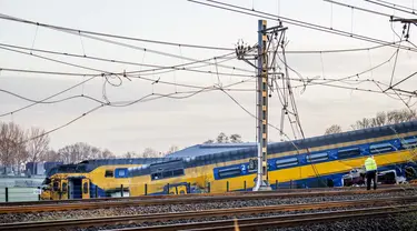 Layanan darurat bekerja di lokasi kereta yang tergelincir di Voorschoten, pada 4 April 2023. (Remko de Waal/ANP/AFP)