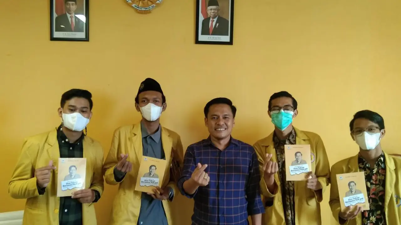 Ketua DPD Golkar Surabaya Arif Fathoni (tengah). (Dian Kurniawan/Liputan6.com)