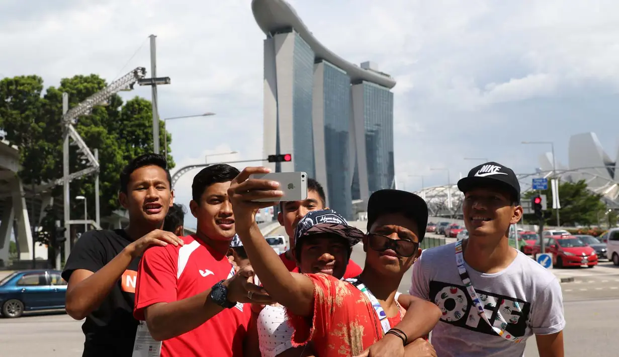 Berfoto dengan latar Marina Bay Sand. (Bola.com/Arief Bagus)