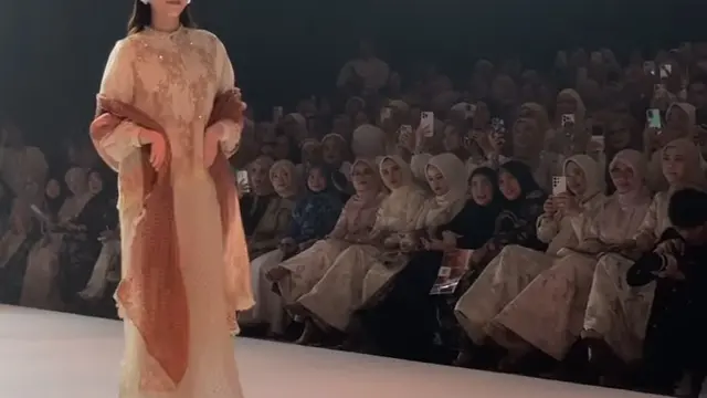 Pesona Aaliyah Massaid saat runway saat sedang hamil.