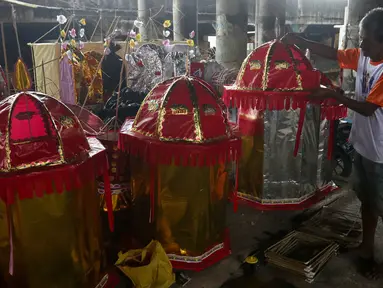 Perajin membuat replika barang-barang untuk sembahyang yang terbuat dari kertas di Kolong Tol Gedong Panjang, Jakarta, Senin (20/1/2025). (Liputan6.com/Herman Zakharia)