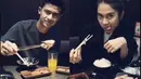 Mereka berempat tampak menikmati hidangan di momen double date. Arhan dan Azizah terlihat menikmati momen double date ini. Kini ia disebut kian mesra saja setelah umur pernikahan mereka lebih dari sebulan. (Liputan6.com/TikTok/mleuraas)