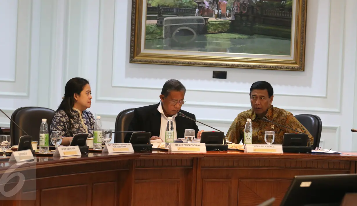 Menteri Koordinator Bidang Pembangunan Manusia dan Kebudayaan Puan Maharani, Menko Perekonomian Darmin Nasution dan Menko Polhukam Wiranto saat mengikuti rapat terbatas di Istana, Jakarta, Rabu (29/3). (Liputan6.com/Angga Yuniar)