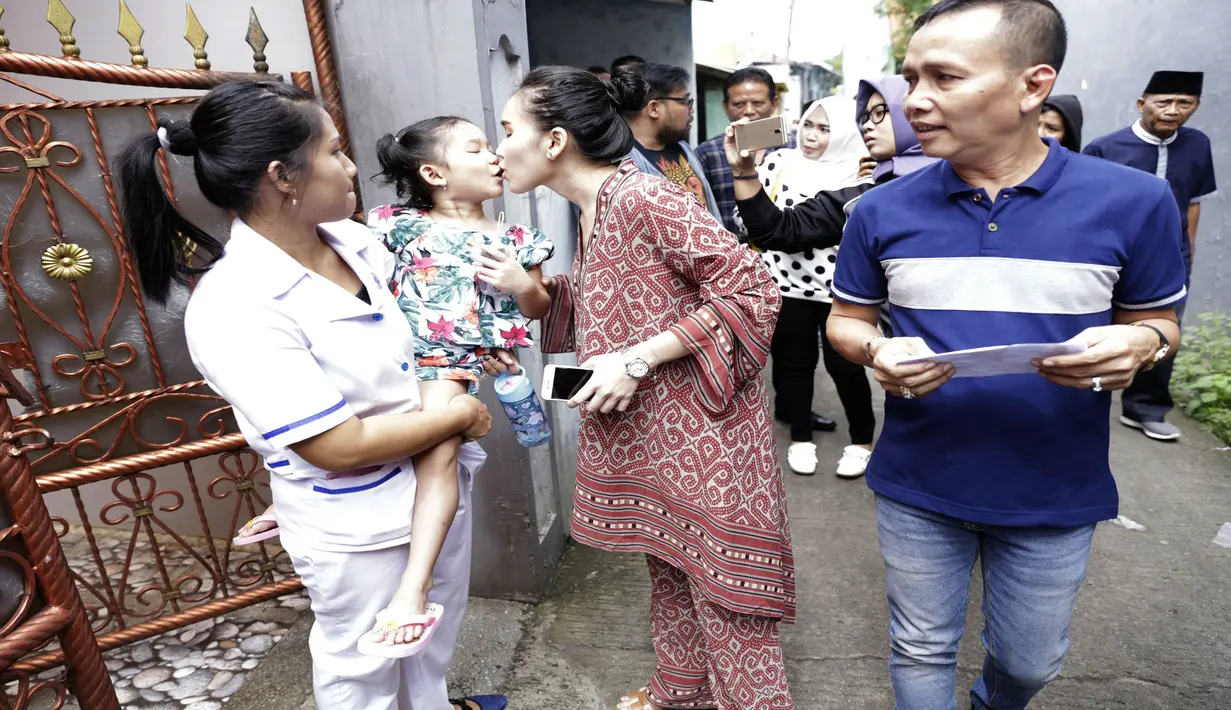 Mencium Bilqis Khumaira ketika Ayu Ting Ting hendak pergi menuju TPS (Kapanlagi.com/Agus)