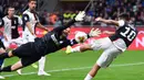 Striker Juventus, Paulo Dybala, berusaha membobol gawang Inter Milan pada laga Serie A di Stadion San Siro, Milan, Minggu (6/10). Inter kalah 1-2 dari Juventus. (AFP/Alberto Pizzoli)