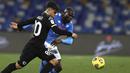 Pemain Napoli, Kalidou Koulibaly (kanan) berebut bola dengan pemain Spezia, Kevin Agudelo dalam pertandingan perempat final Coppa Italia di Stadion Diego Armando Maradona, Jumat (29/1/2021) dini hari WIB. (Foto: AP/LaPresse/Alessandro Garofalo)