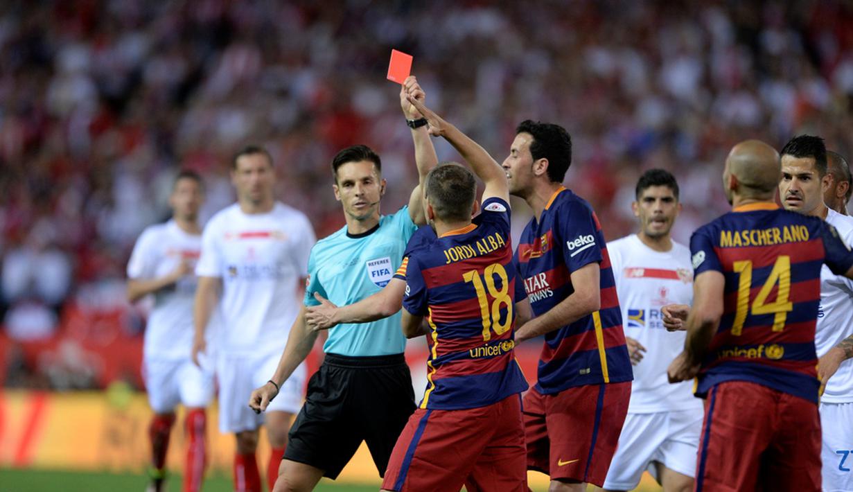 Wasit memberikan kartu merah kepada pemain Barcelona, Javier Mascherano (kanan), karena dianggap melanggar pemain Sevilla, Kevin Gameiro, pada final Copa del Rey yang berlangsung di Vicente Calderon, Madrid, Minggu (22/5/2016). (AFP/Josep Lago)