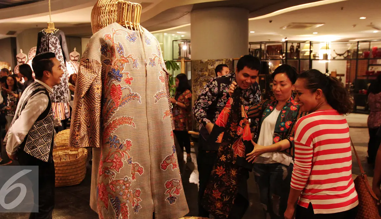 Pengunjung melihat batik Kudus rancangan desainer Denny Wirawan saat pagelaran fashion dan pembukaan pop-up store di Jakarta, Rabu (30/9/2015). Menyambut hari Batik Nasional retail Balijava meluncurkan koleksi Batik Kudus. (Liputan6.com/Angga Yuniar)