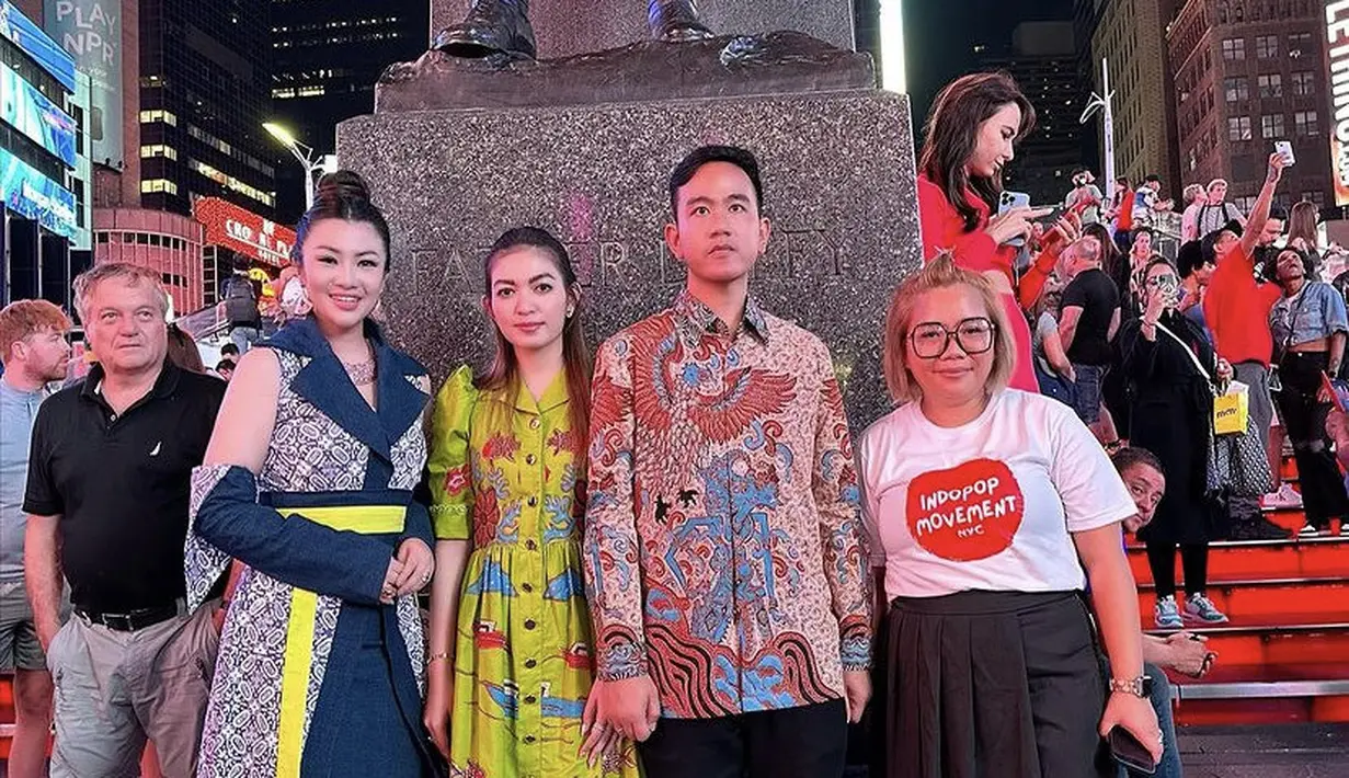 Penampilan terbaru Selvi ketika berada di Amerika, Selvi tampil dibalut dress batik dengan detail kancing depan lengan 3/4. [@fitricarlina]