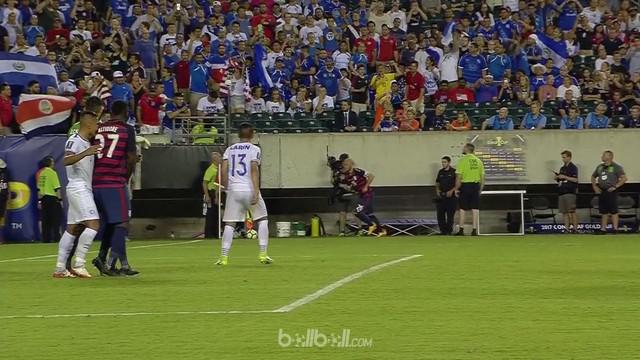 Berita video bek El Salvador, Henry Romero, meniru aksi menggigit Luis Suarez dan yang menjadi korbannya adalah striker AS, Jozy Altidore.
