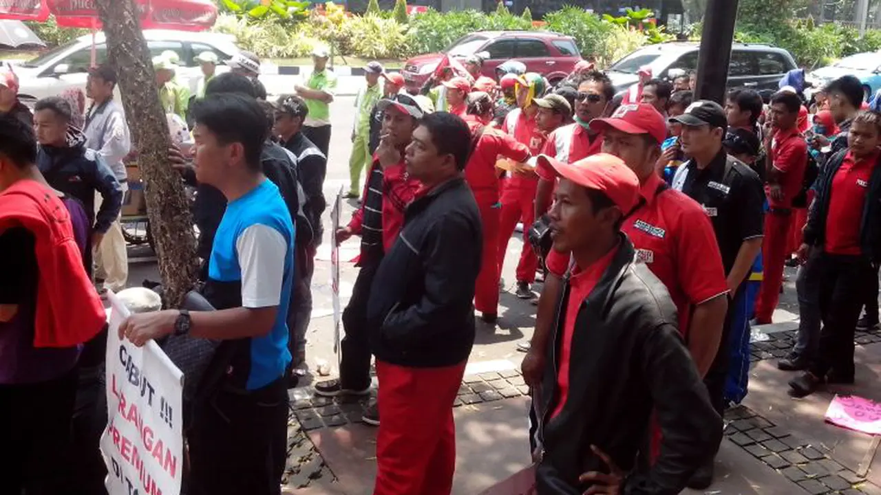 Demo Paguyuban Pedagang Eest Area Jalan Tol Tangerang-Jakarta KM14