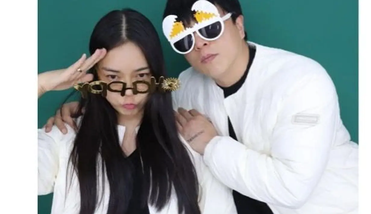 Bisa jadi ide couple photobox, keduanya kini kompak tampil dengan layering outfit nuansa monokrom. [Foto: IG/choi_tea_il].