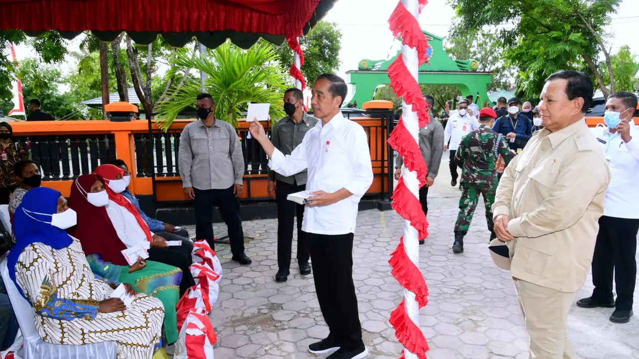 Jokowi dan Prabowo Bagikan Bansos di Maluku