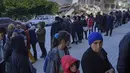 Warga mengantri di luar toko roti yang membagikan roti gratis di Samandag, selatan Hatay pada 16 Februari 2023, sepuluh hari setelah gempa berkekuatan 7,8 melanda wilayah perbatasan Turki dan Suriah. Perserikatan Bangsa-Bangsa (PBB) meminta dana bantuan sebesar USD1 miliar atau Rp15,1 trilun untuk membantu para korban bencana gempa bumi di Turki yang menewaskan ribuan orang dan membuat jutaan lainnya sangat membutuhkan bantuan. (Photo by Yasin AKGUL / AFP)