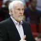 Pelatih San Antonio Spurs, Gregg Popovich saat memimpin timnya melawan Miami Heat pada laga NBA basketball game di Miami, (25/10/2017). Spurs kalahkan Heat 117-100.  (AP/Wilfredo Lee)