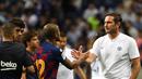 Pelatih Chelsea Frank Lampard bersalaman dengan gelandang Barcelona, Rafinha usai pertandingan melawan Barcelona pada laga perdana pramusim di Saitama Stadium 2002, Saitama (23/7/2019). Chelsea menang tipis atas Barcelona 2-1. (AFP Photo/Toshifumi Kitamura)