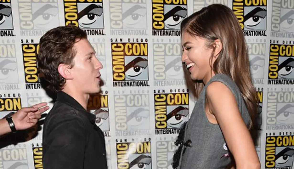 Tom Holland dilaporkan berpacaran dengan lawan mainnya, Zendaya. Keduanya dikabarkan memulai hubungan sejak bermain dalam sebuah film superhero pada akhir tahun lalu. (AFP/Bintang.com)