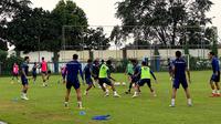 Skuad Persib Bandung tengah berlatih untuk mempersiapkan diri menjalankan Championship Series BRI Liga 1 2023/2024. (Bola.com/Erwin Snaz)