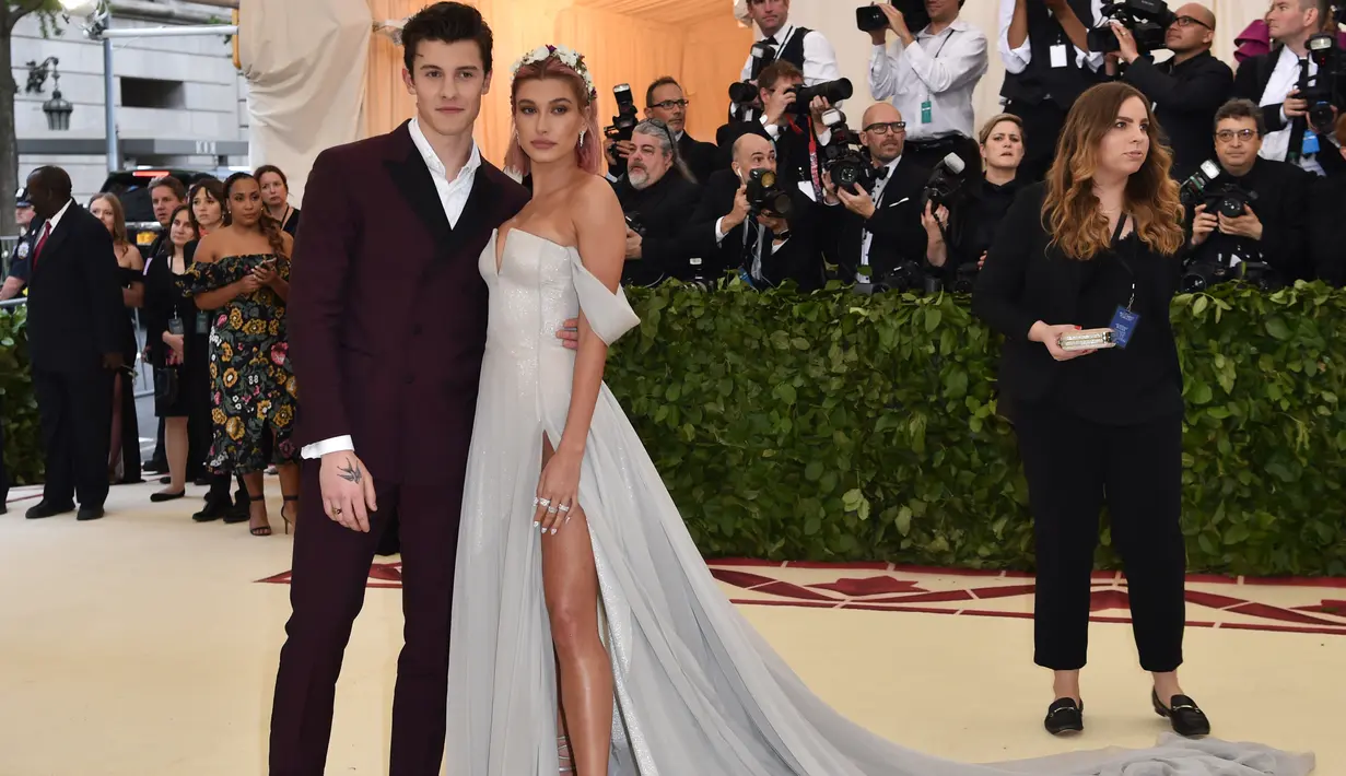 Pasangan tersebut pun berpose mesra dalam red carpet. (Hector RETAMAL / AFP)