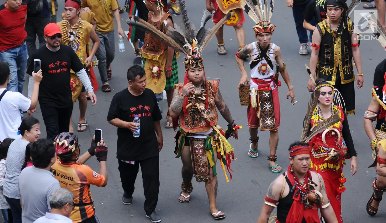 Penari Tatung melintas saat karnaval Cap Go Meh 2018 di Jalan Gajah Mada, Jakarta, Minggu (4/3). Beragam atraksi budaya ditampilkan dalam karnaval perayaan Cap Go Meh 2018 di kawasan Glodok Jakarta. (Liputan6.com/Helmi Fithriansyah)
