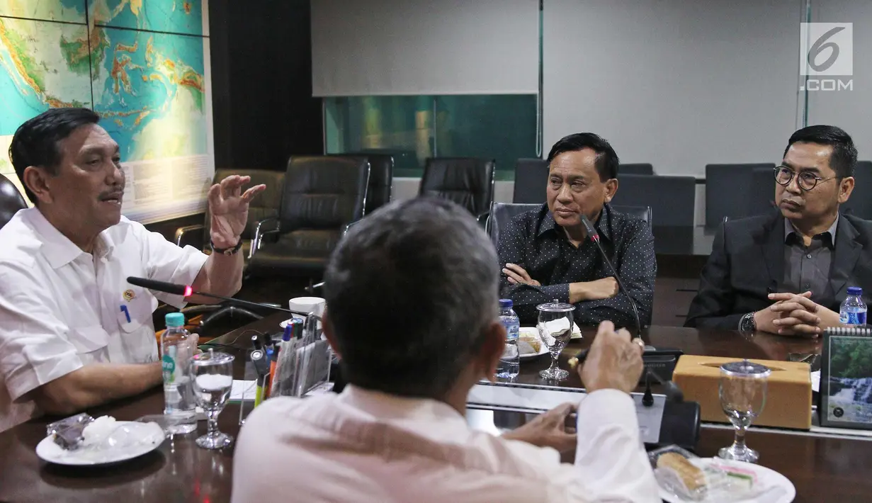 Menteri Koordinator Bidang Kemaritiman Republik Indonesia, Luhut Binsar Pandjaitan (kanan) saat melakukan pertemuan dengan jajaran EMTEK Group di gedung Kementerian Koordinator Bidang Kemaritiman, Jakarta, Rabu (7/3). (Liputan6.com/Herman Zakharia)