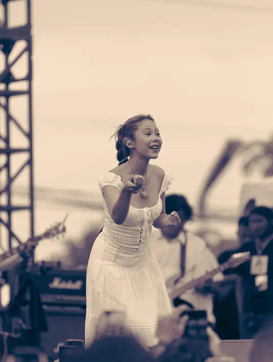 Kenakan atasan yang sama, Nadin Amizah tampil lebih dewasa dengan rok panjang bergaya bohemian [@cakecaine]