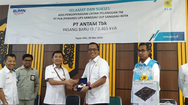 PT PLN memasok listrik untuk fasilitas pertambangan Bauksit PT Aneka Tambang‎ (Persero) di Tayan, Kalimantan Barat. Liputan6.com/Pebrianto Eko Wicaksono