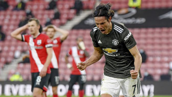 Striker Manchester United, Edinson Cavani, melakukan selebrasi usai mencetak gol ke gawang Southampton pada laga Liga Inggris di Stadion St. Mary's, Minggu (29/11/2020). MU menang dengan skor 3-2. (Mike Hewitt, Pool via AP)