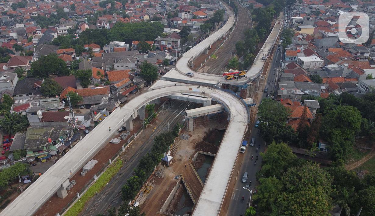 Foto udara suasana pembangunan jalan layang tapal kuda di kawasan Lenteng Agung, Jakarta, Rabu (5/8/2020). Pembangunan jalan layang itu untuk mengurai simpul kemacetan di perlintasan kereta api (KA) Lenteng Agung dan ditargetkan selesai pada Desember 2020. (Liputan6.com/Helmi Fithriansyah)