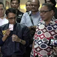 Menghibur wartawan yang menunggu hasil pemeriksaan, Ario Kiswinar Teguh memperlihatkan beberapa aksi sulap yang diajarkan oleh Mario Teguh.