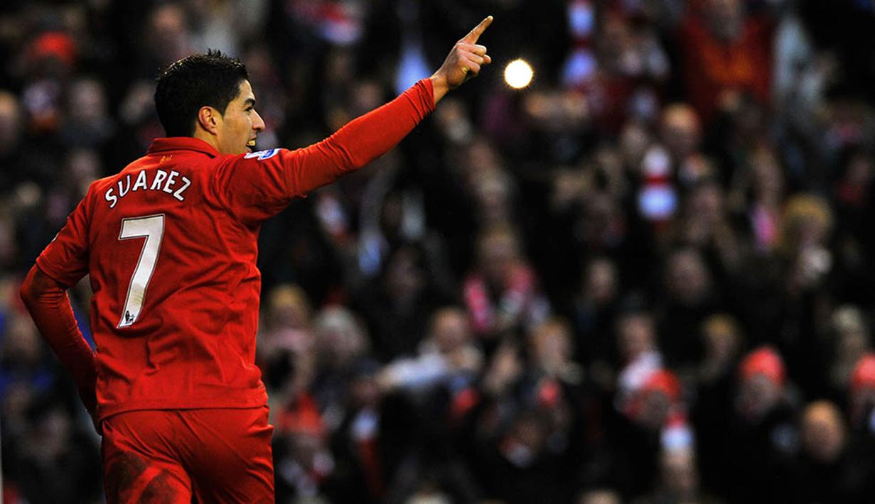 1. Luis Suarez (Januari 2011) - Striker asal Uruguay itu pindah dari Ajax ke Liverpool dengan banderol 22,5 juta poundsterling. Pada musim 2013/2014 dirinya mencetak 31 gol untuk Liverpool sebelum akhirnya hijrah ke Barcelona. (AFP/Paul Ellis)