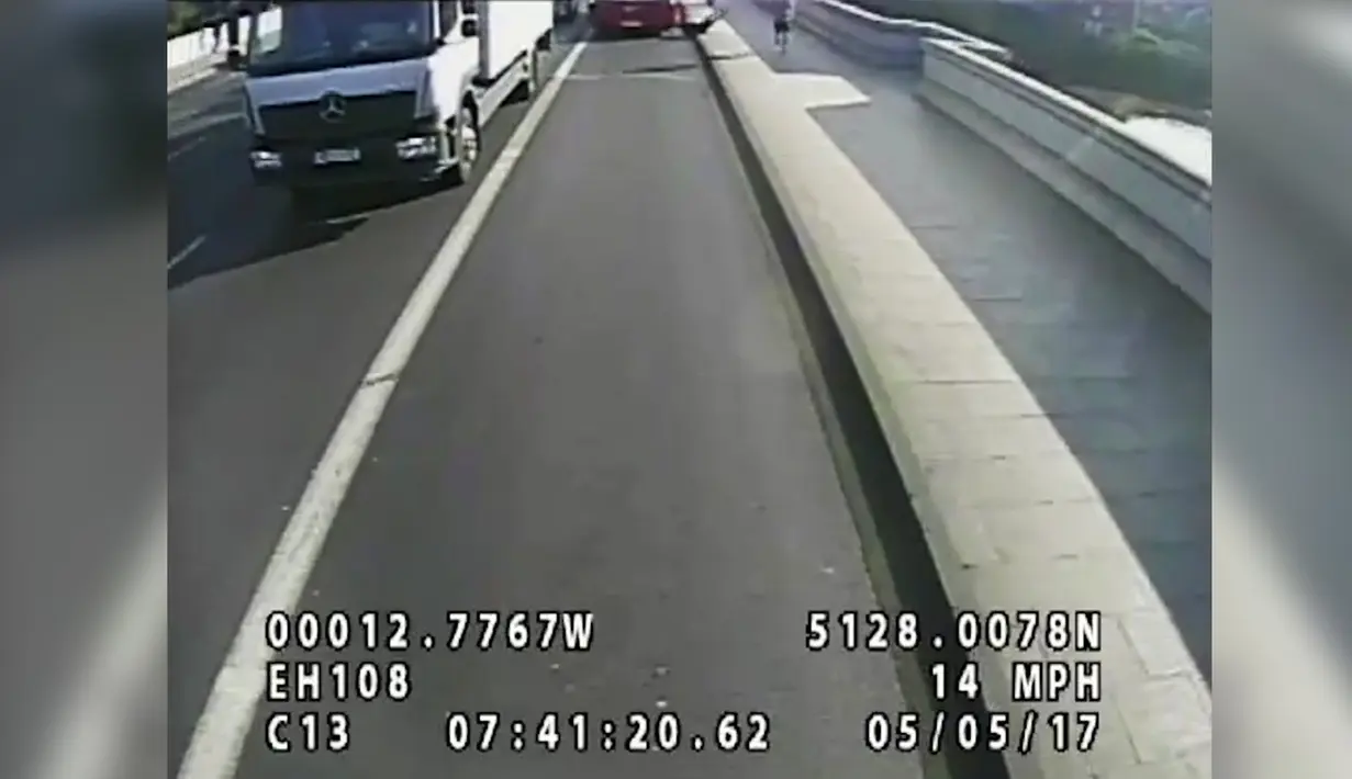 Seorang wanita terjatuh usai didorong pria tak dikenal di Jembatan Putney di London (8/8). Pria dengan celana pendek dan T-shirt mendorong seorang wanita yang sedang berjalan dan terjatuh di depan bus tingkat dua. (Polisi Metropolitan via AP)