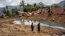 Warga berjalan di lokasi longsor di Desa Situkung, Banjarnegara, Jawa Tengah, pada Kamis 20 November 2025. Pencarian korban di Dusun Situkung, Desa Pandanarum, Kabupaten Banjarnegara, saat ini masih berlangsung. (DEVI RAHMAN/AFP)