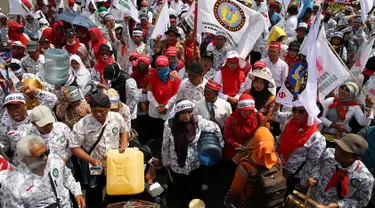 Persatuan Guru Seluruh Indonesia mengelar Aksi di Gedung DPR/MPR, Jakarta, Kamis (12/1). Dalam aksinya mereka menuntut kenaikan upah dan mendesak pemerintah kususnya DPR agar tidak melakukan diskriminasi terhadap guru swasta. (Liputan6.com/Johan Tallo)