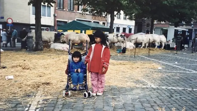 Gaya Fashion  Isyana Sarasvati Bersama sang Kakak