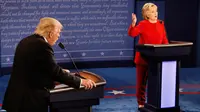  Capres dari Partai Republik,Donald Trump (kiri) saat debat Capres dari Partai Demokrat, Hillary Clinton (kanan) pada debat pertama pemilu Amerika Serikat di Hofstra University, Hempstead, New York, Senin (26/09). (AP Photo/David Goldman)