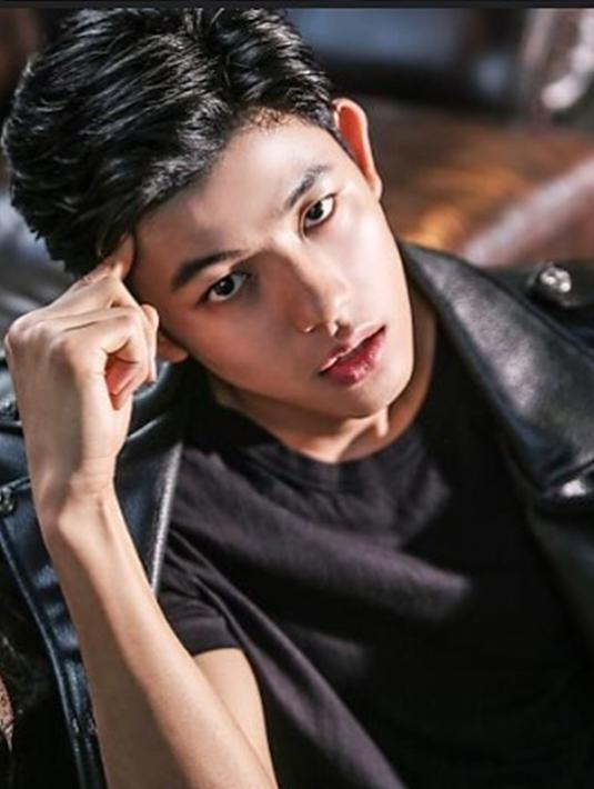 Jalani pemotretan, ia tampil casual dengan kaos hitam dan leather jacket. Bahkan banyak penggemar yang menyebut jika aktor kelahiran Uzbekistan itu punya wajah mirip Lucas NCT. (Liputan6.com/IG/@lomon991111)