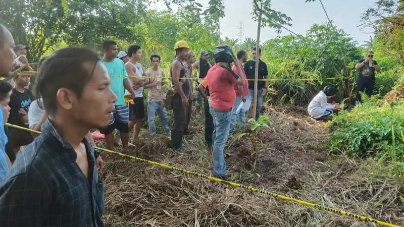 Polisi lakukan olah tempat kejadian perkara ayah bunuh anak tiri di Pekanbaru.