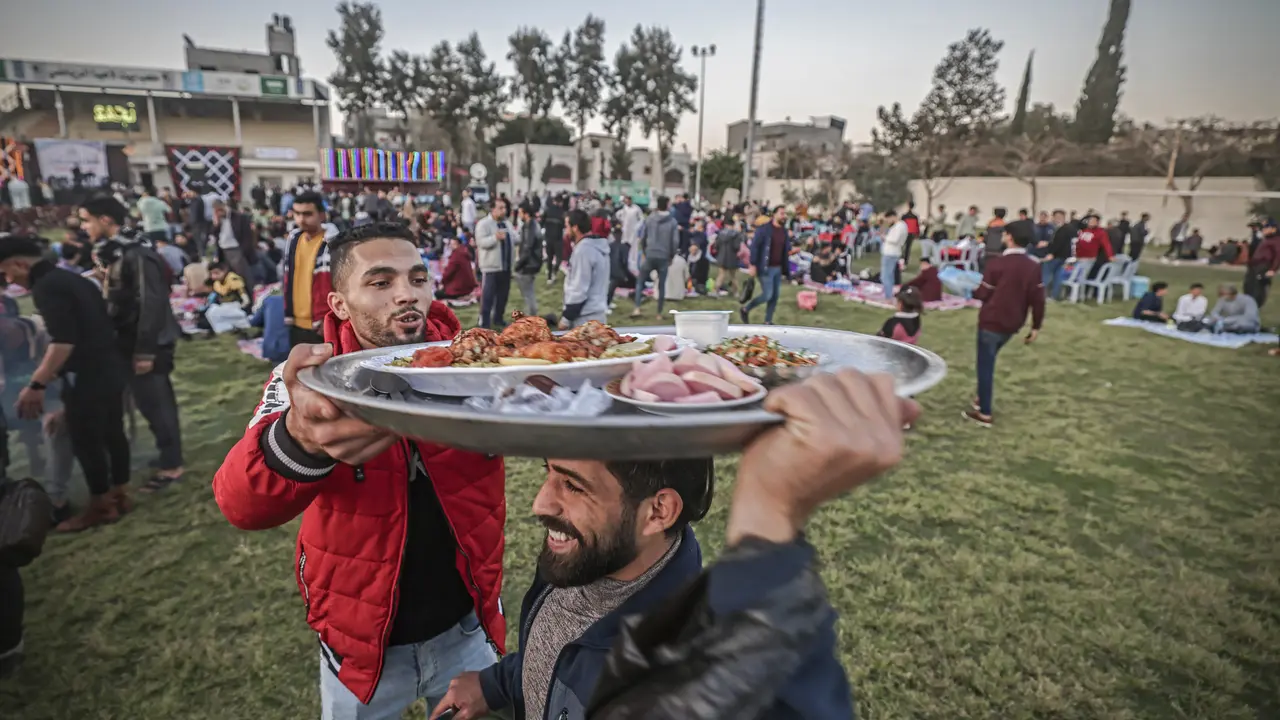 Potret Umat Muslim Dunia Buka Puasa di Bulan Ramadhan 2023