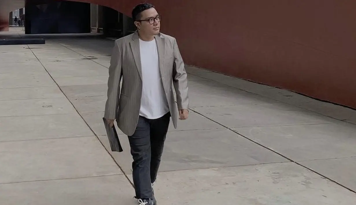 Rapi namun tetap kasual, Geofanny tampil mengenakan blazer nude dengan inner tshirt putih, dikombinasikan celana denim dan high shoes. (@geofannytambunan)