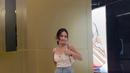 Untuk tampilan feminin, gaya Hanggini dengan padu padan spaghetti crop top dan celana kulot bisa jadi inspirasi. @hanggini.