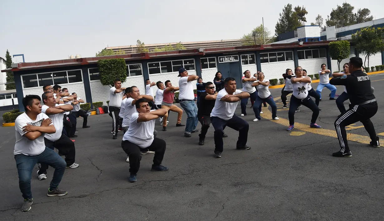 Petugas kepolisian Meksiko melakukan latihan di unit kepolisian di Mexico City (11/12/2019). 1.000 petugas kepolisian Mexico City telah bergabung dengan sebuah program untuk menurunkan berat badan. (AFP Photo/Rodrigo Arangua)