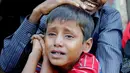 Tangis muslim Rohingya saat ditangkap tentara Bangladesh Senin (21/11).  Ratusan muslim Rohingya terpaksa kabur ke Bangladesh untuk menyelamatkan diri dari tindak kekerasan yang dilakukan militer Myanmar. (REUTERS/Mohammad Ponir Hossain)