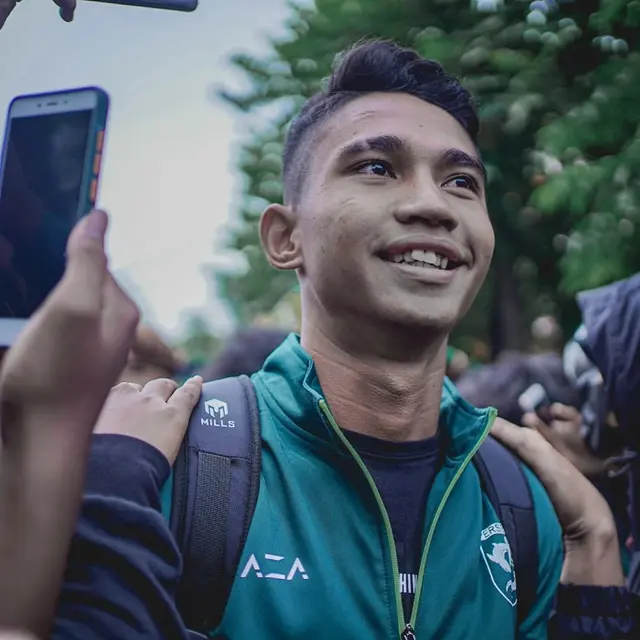 6 Potret Tim Persebaya saat Diberangkatkan ke Bali, Diiringi Ratusan Bonek