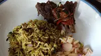 Nasi goreng magribi dan kambing zaitun dari Kedai Gelojoh. (Liputan6.com/Dinny Mutiah)