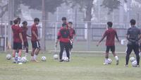 Indra Sjafri memimpin sesi latihan skuad Timnas Indonesia U-20 di Lapangan ABC, Gelora Bung Karno, Jakarta, Jumat (24/5/2024). Riski Afrisal dan kawan-kawan tampak antusias dalam sesi latihan itu. (Bola.com/Abdul Aziz)