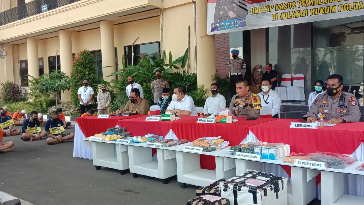 Kapolda Banten, Irjen Pol Fiandar, Saat Memberikan Keterangan Resminya di Mapolda Banten, Kota Serang. (09/11/2020). (Yandhi Deslatama/Liputan6.com)