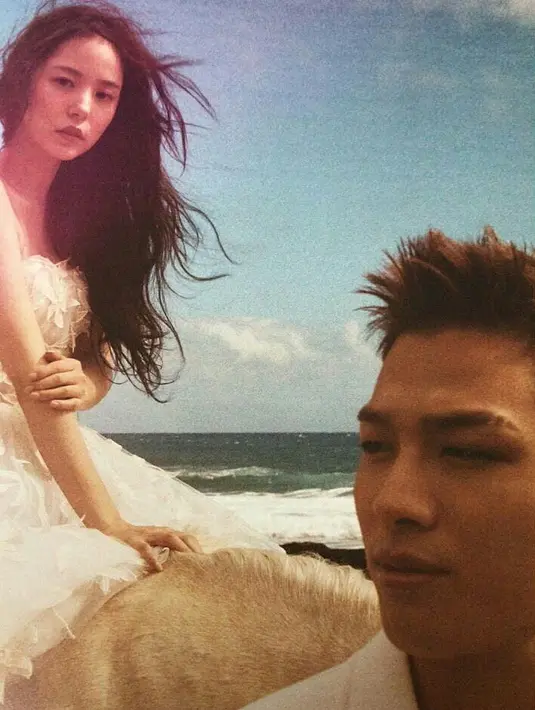 Taeyang dan Min Hyorin menikah di gereja tempat mereka biasa melakukan ibadah. Ya, mereka menikah di Seoul Joongang Church. Mereka mengadakan upacara pemberkatan yang dihadiri keluarga dan teman. (Foto: instagram.com/bigbangteamturkey)